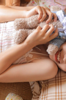 宝妈怕娃闹给同机乘客备100份礼袋